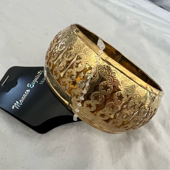 NWT Gold Tone Thick Bangle - Picture 1 of 5
